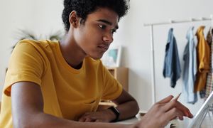 Ein junger Mann vor einem Computer