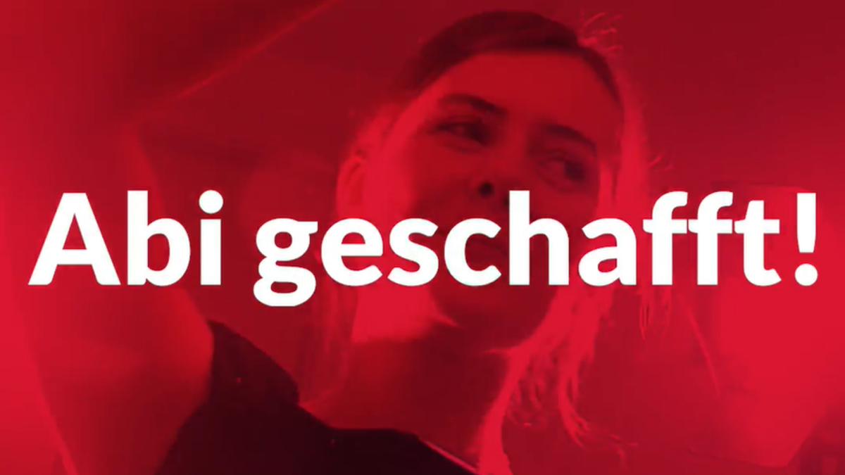 Eine junge Frau und der Schriftzug "Abi geschafft!"