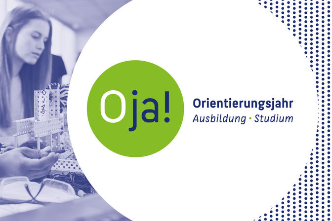 Junge Frauen arbeiten in einem Seminarraum, darüber das Logo "Oja - das Berliner Orientierungsjahr Ausbildung und Studium"