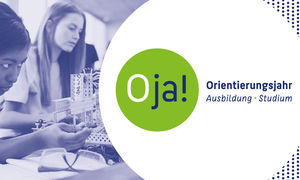 Junge Frauen arbeiten in einem Seminarraum, darüber das Logo "Oja - das Berliner Orientierungsjahr Ausbildung und Studium"