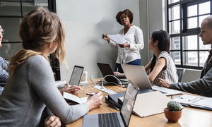 Junge Leute arbeiten zusammen an Computern