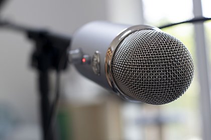 pixabay_mirophone_podcasting-5176301_1920 Mikrofon in einem Zimmer