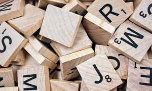 Ein Haufen von Skrabblesteinen mit Buchstaben 