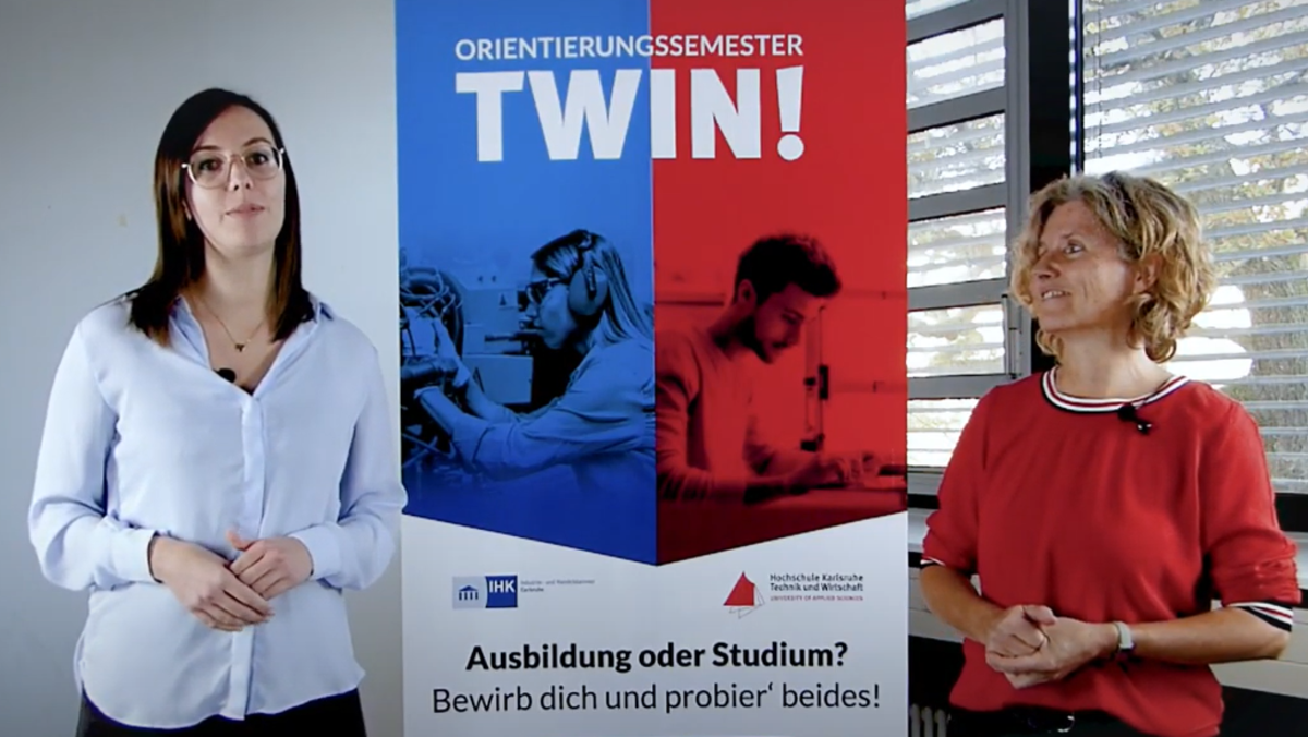 Zwei Frauen vor einem "TWIN"-Plakat