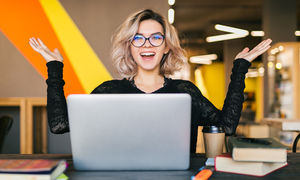 Junge Frau an einem Computer